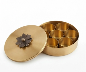 Boîte de rangement pour épices en métal doré rond de qualité supérieure avec un design de couvercle à fleurs pour une utilisation en cuisine - Product Image 1