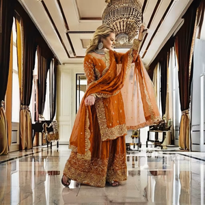 Traje vintage de seda con bordado de lentejuelas y detalles Fandy para fiesta (parte superior, parte inferior y dupatta) - Product Image 1