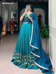 Lehenga azul de la mejor calidad en chanderi con borde ancho Gota Patti y diseño completo, conjunto de blusa con mangas con trabajo Kodi y efecto espejo, a precio mayorista. - Product Image 2