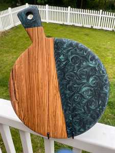 Tabla de Cortar de Madera de Acacia y Resina Epoxi Hecha a Mano de Primera Calidad, Tabla de Cocina de Lujo para Cortar y Servir Carne, Queso y Pan - Product Image 3