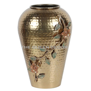 Vase à fleurs en aluminium de style arabe avec un design doré à feuilles, idéal pour la décoration de la maison, de la salle à manger et du salon. - Product Image 3