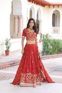 Lehenga choli de tela de seda Vichitra premium con lentejuelas y bordados con hilo a precio de mayorista - Product Image 5