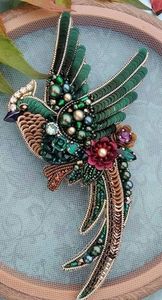 Broche brodée artisanale colorée avec détails en cristal et perles, élégante broderie perlée, épingle de revers faite à la main, bijoux de mode - Product Image 6