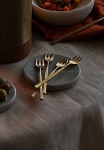 Ensemble de couverts martelés dorés, cuillère, fourchette, ustensiles de table, design minimaliste, vaisselle en métal - Product Image 2