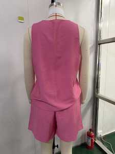 Ensemble décontracté en tricot rose pour femmes, 2 pièces, haut sans manches à col en V, short au-dessus du genou, coupe ample, printemps-été, couleur unie, 100% coton - Product Image 3