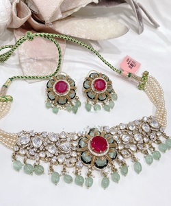 Magnifique ensemble de collier et boucles d'oreilles plaqué or de qualité supérieure pour femme, idéal pour les mariages et les événements. - Product Image 5