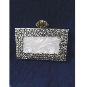 Sac à main personnalisé en résine ILAHI fait main avec chaîne, bandoulière, imprimé sérigraphié noir et blanc à carreaux, pour usage quotidien - Product Image 3