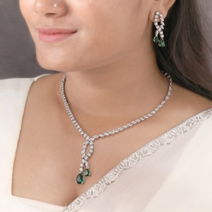 Ensemble collier et boucles d'oreilles en diamants de laboratoire plaqué or 9 carats, bijoux de mariée tendance avec pierres rondes taille brillant - Product Image 4