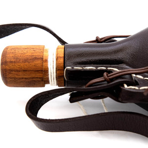 Gourde en cuir historique personnalisée pour la chasse, avec bretelles réglables - Product Image 2