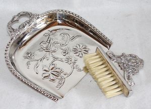 Balayette à poussière élégante en métal pour le nettoyage des sols intérieurs, avec une structure robuste et un look artisanal traditionnel et élégant - Product Image 4