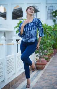 Haut pour femme en coton bleu imprimé tie-dye, coupe classique, avec manches bouffantes à trois couches et col carré, style décontracté mondial - Product Image 5