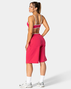 Shorts Bermuda Personnalisés Rouge Cerise à Lignes Contrastantes – Tissu Doux et Respirant en Coton Polaire, Qualité Supérieure, Idéal pour l'Été, Vente en Gros OEM - Product Image 4