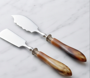 Juego de 2 cuchillos para queso de acero inoxidable con mangos de madera, espátula y cuchillo para servir queso con hoja dentada, utensilios de cocina - Product Image 1