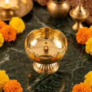 Ensemble de 4 lampes à huile traditionnelles indiennes en laiton pour Diwali Puja, lampes décoratives en laiton Jyoti Diyas pour Pooja Aarti, décoration de temple et de maison - Product Image 6