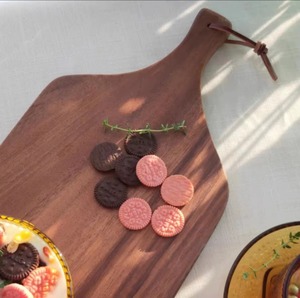 Planche à découper et à hacher en bois naturel écologique REHMAN CRAFT avec poignée intégrée et trou de suspension, compatible lave-vaisselle - Product Image 3