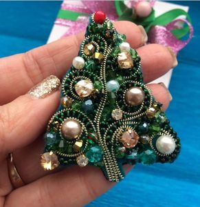 Broche Artístico Bordado a Mano con Diseño de Cuentas, Pin de Moda Único para Uso Diario - Product Image 3