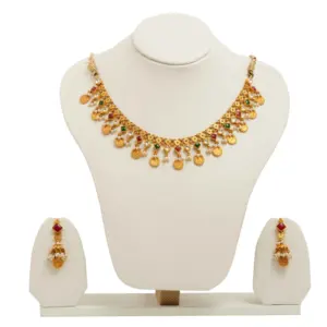 Ensemble de collier élégant en or avec accents de rubis et d'émeraudes, orné de grappes de perles et de boucles d'oreilles Jhumka traditionnelles - Product Image 1