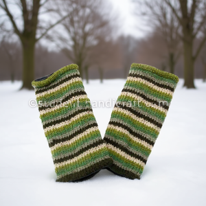 Calentadores de manos y pies de lana tejidos a mano en color verde - Product Image 3