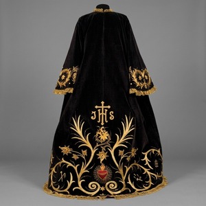 Capa de terciopelo negro con insignias bordadas, hilo dorado y motivos florales religiosos, accesorio de disfraz - Product Image 1