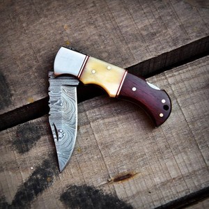 Couteau de poche pliant en acier Damas forgé à la main, étui en cuir, qualité industrielle OEM, garantie 3 ans, cadeau, vente en gros, tendance USA - Product Image 1