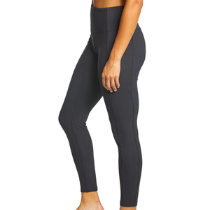 Shorts de yoga pour femmes, coupe décontractée et ajustée, taille mi-haute, tissu respirant et écologique pour des mouvements confortables - Product Image 6