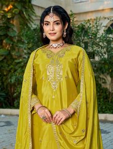 Traje Chinon de talla única con pantalón palazzo cosido, adornado con cordón y lentejuelas - Product Image 2