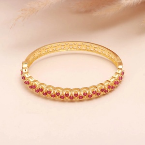 Brazalete de Oro Sólido de 18K para Mujer con Rubíes, Diseño Geométrico, Engaste de Bisel, Joyería Clásica para Bodas, Precio al por Mayor - Product Image 2