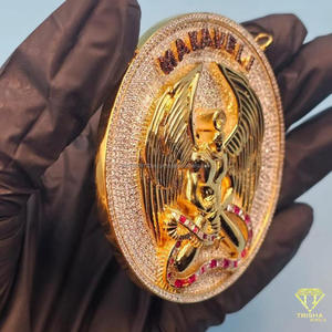 Exclusivo Colgante de Diosa del Hip Hop con Incrustaciones Completas de Diamantes Cultivados en Laboratorio y Acabado en Plata - Product Image 2