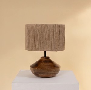 Lampe de table en bois moderne avec abat-jour en tissu de lin |   Éclairage décoratif de luxe pour usage hôtelier - Product Image 1