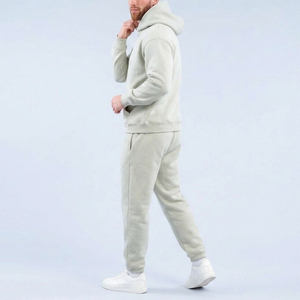 Ensemble de survêtement pour homme en molleton de coton, personnalisé avec broderie et détails couleur pierre, comprenant un sweat à capuche et un pantalon de jogging à revers. Vente en gros. - Product Image 4