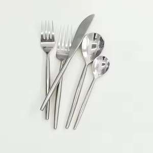 Ensemble de couverts jetables élégants en argent poli miroir, essentiels pour les fêtes et événements, au meilleur prix - Product Image 1