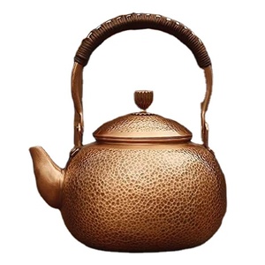 Théière en laiton antique traditionnelle, fabriquée à la main avec un motif floral en relief, théière en métal vintage pour la décoration de la maison et les cadeaux - Product Image 3