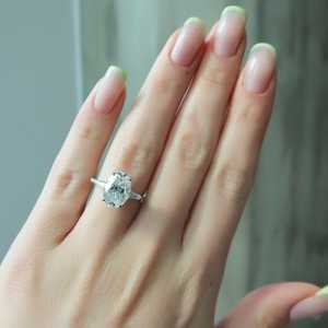 Anillo de Compromiso de Oro Sólido de 14K para Mujer con Tres Piedras, Joyería Romántica para Boda, Anillo de Aniversario con Diamantes Cultivados en Laboratorio en Corte Oval y Baguette - Product Image 1