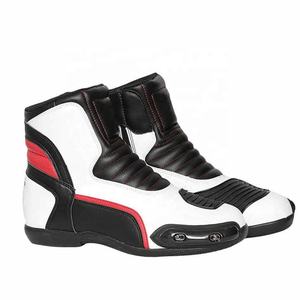 Bottes de moto protectrices avec soutien renforcé de la cheville, semelle antidérapante, panneaux respirants et design de tourisme durable - Product Image 5