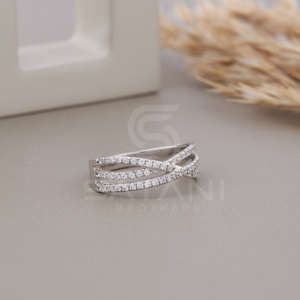 Anillo de Boda y Aniversario Moissanite Crossover Band Satani Brothers Twist, Diseño Entrecruzado Elegante en Plata, Diseño Intercalado de Lujo - Product Image 4