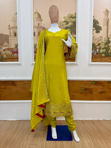 Conjunto Indio-Pakistaní de Terciopelo Amarillo, Anarkali Bordado, Kurta, Palazzo, Dupatta, Atuendo Festivo para Mujer - Product Image 3