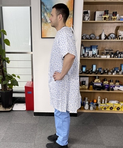 Bata de Laboratorio Fácil de Usar con Cierre de Cordón para Médicos, Enfermeras y Pacientes, Uso Hospitalario, Poliéster/Algodón, Cómoda, de una Sola Pieza, con Estampado - Product Image 3