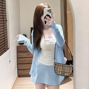 Ensemble 3 pièces style coréen pour femme : cardigan sans manches bleu clair boutonné en polyester/coton, débardeur et jupe trapèze - Product Image 3