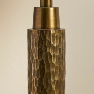 Lampe de table en métal martelé avec base en fer texturé, abat-jour en tissu de qualité supérieure, éclairage d'ambiance chaleureux pour les intérieurs raffinés - Product Image 5