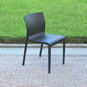 Silla de Plástico Moldeado Sólido de Color Negro - Una Silla de Comedor para una Noche Moderna y Elegante - Product Image 1