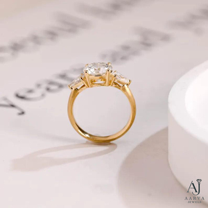 Anillo de compromiso unisex chapado en oro con moissanita redonda brillante y corte de corazón y pera, engaste de garras, joyería de boda - Product Image 6