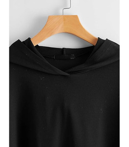 Sweat à capuche noir tendance avec manches unies et logo frontal pour un look urbain audacieux pour l'hiver - Product Image 4