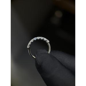 Bague solitaire élégante en moissanite de laboratoire avec sertissage sécurisé par griffes, idéale pour les fiançailles et les propositions de mariage - Product Image 2