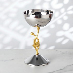 Gobelet en argent, bol en métal avec un tige floral doré orné, parfait pour servir des plats de luxe, centre de table décoratif - Product Image 1