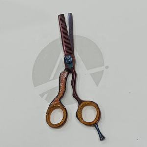 กรรไกรซอยผมสแตนเลสเคลือบสีสวยงาม ด้ามจับหรูหรา ขนาด 6.5 นิ้ว สำหรับใช้ในร้านเสริมสวย - Product Image 1
