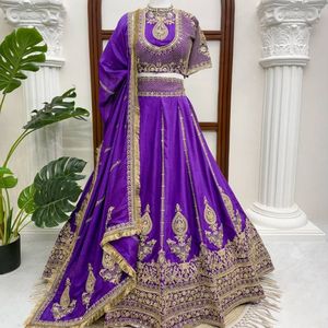 Lehenga Choli elegante semisellado con lentejuelas moradas y dupatta, listo para usar, ropa de fiesta premium de Royal Export. - Product Image 4