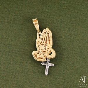 Colgante de Manos en Oración con Cruz, Chapado en Oro, Plata 925, Moissanita, Joyería con Microincrustaciones Brillantes Redondas - Product Image 3