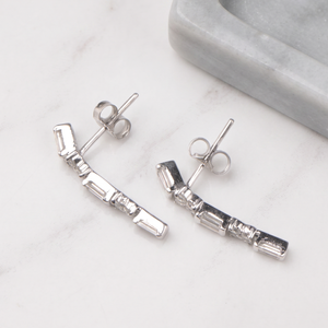 Boucles d'oreilles clous vintage en diamant naturel de forme géométrique classique, serties griffes, en or blanc 18 carats, faites à la main pour femme - Product Image 6