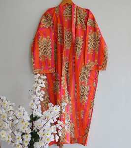 Kimono en coton imprimé à la main à motifs floraux pour femme, robe légère conçue pour la nuit et les moments de détente - Product Image 6