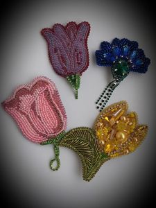 Broche Bordado Floral con Cuentas, Pin de Diseño Hecho a Mano para Abrigos, Bufandas y Sombreros, Bordado Artesanal Premium - Product Image 4